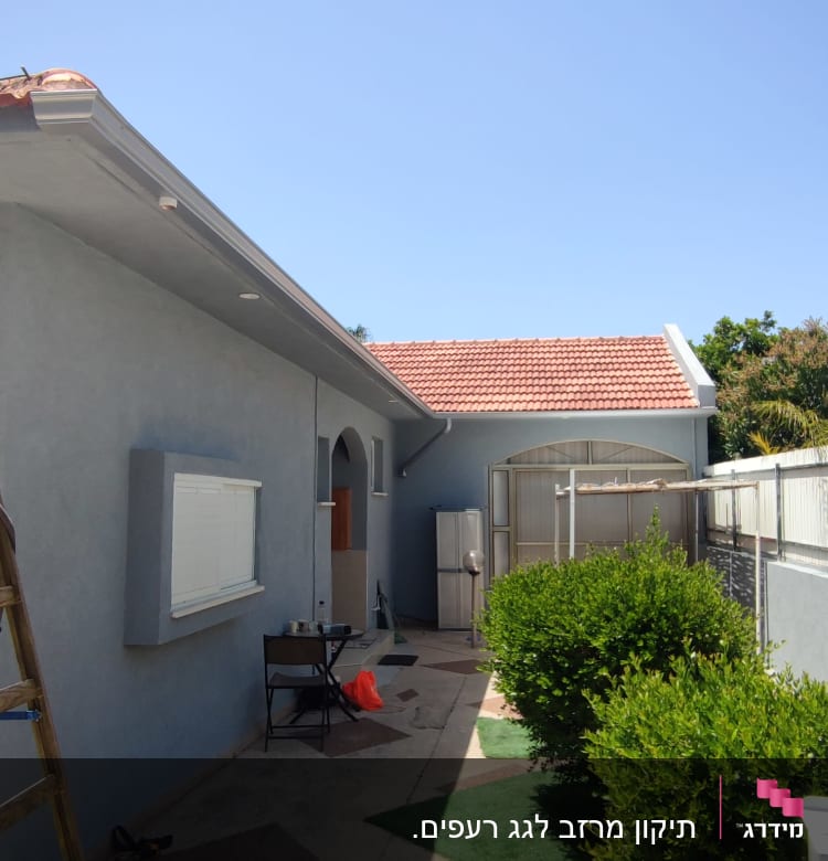 גג רעפים אדום עם מרזב לבן